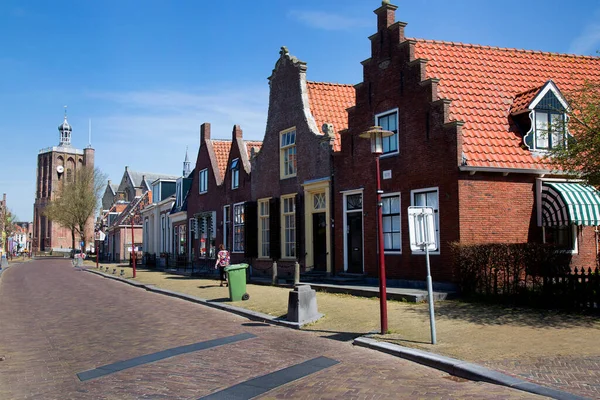 Workum kasabasının bir caddesinde tipik Hollanda tarihi evleri