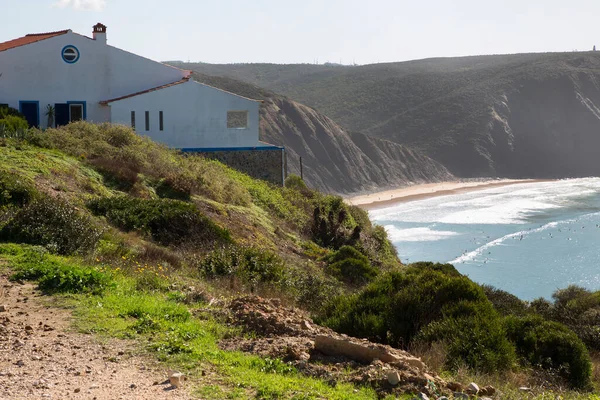 Tepedeki evin güzel manzarası deniz ışığında