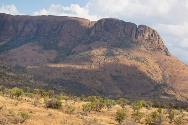 Afrykański Krajobraz Górski Trudnym Terenem Skalnym Niskimi Polami Krzewów — Zdjęcie stockowe