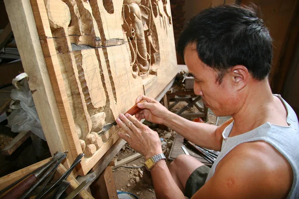 Thai marangozu ahşapla çalışıyor, seyahat çekimi