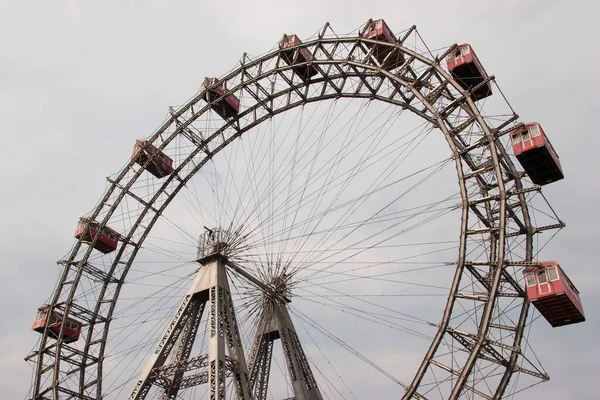 Hytter Och Snurrande Pariserhjul — Stockfoto