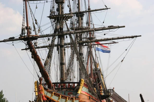 Hollanda 'nın sularındaki klasik ahşap yelkenli.