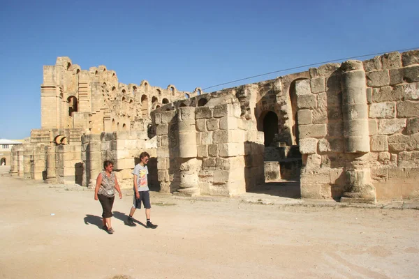 Los Turistas Con Vistas Las Viejas Ruinas Ciudad —  Fotos de Stock