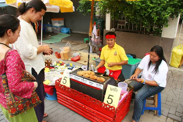 地元のファーマーズマーケットの眺め 食べ物付きのタイのバザール — ストック写真