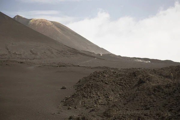 Plato dağlarındaki volkanik vadi manzarası 