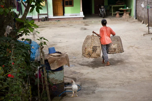 Küçük Tayland köyündeki insanlar.