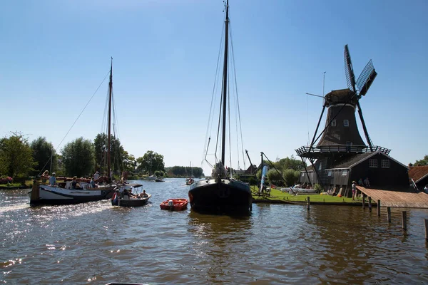 Güzel yel değirmeni manzarası