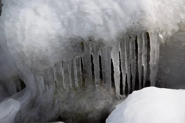 冰冻的冰柱在雪中 冬季景观背景 — 图库照片