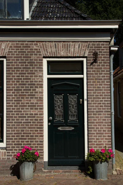 Şehirdeki eski ahşap ev.