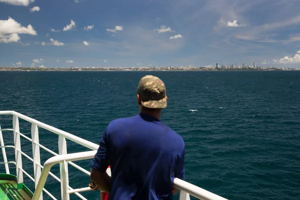 Deniz konsepti, feribot güvertesinden manzara. yaz tatili