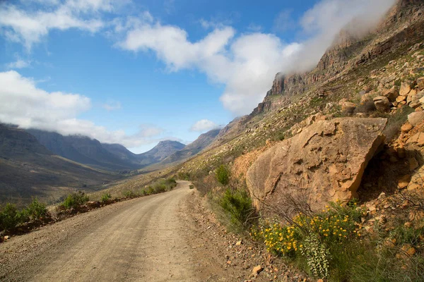 Güney Afrika 'nın Karoo çölündeki bir dağ geçidinde tipik aşınmış kaya oluşumu.
