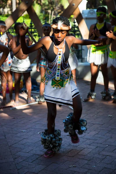 身着节日服装的非洲裔人在街上跳舞 遭到枪击 — 图库照片