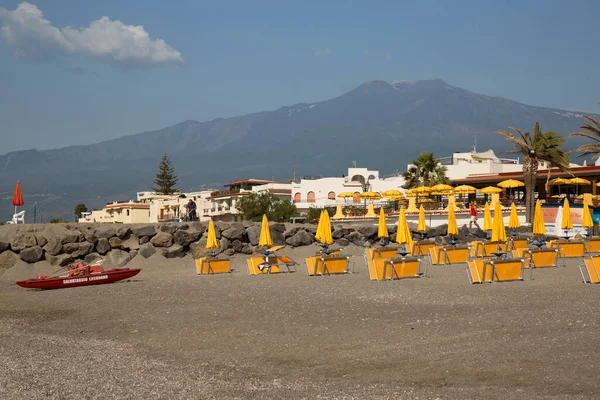 Kıyı kentindeki halk plajının gündüz görüntüsü