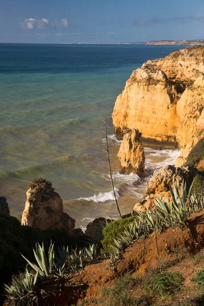 Güzel kayalık deniz manzarası