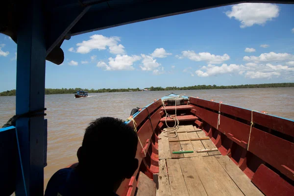 Gün batımında Kwai nehrinde bilinmeyen turistler