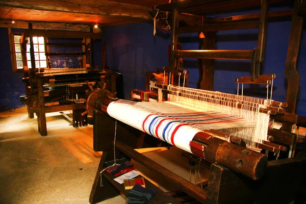 Bir fabrikada eski odunların iç mekanı.