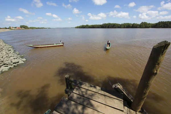 Nehirde bir balıkçı teknesi