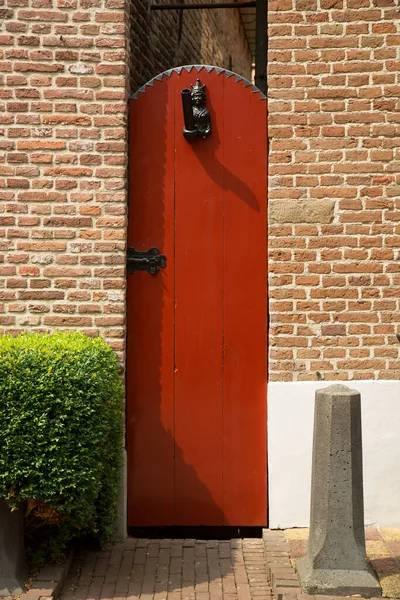 Pared Ladrillo Rojo Con Una Puerta Madera — Foto de Stock