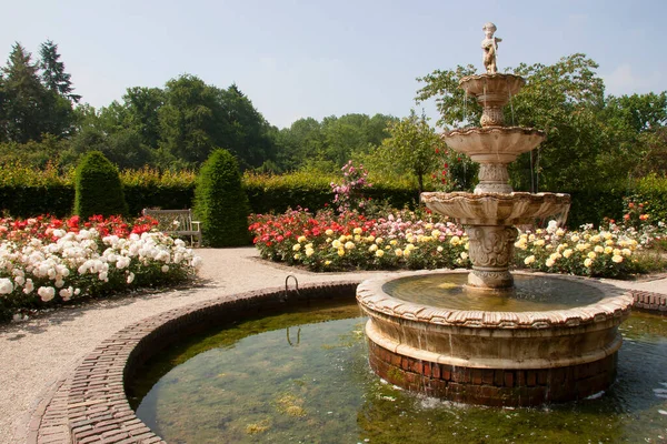 Bahçede çeşme var.