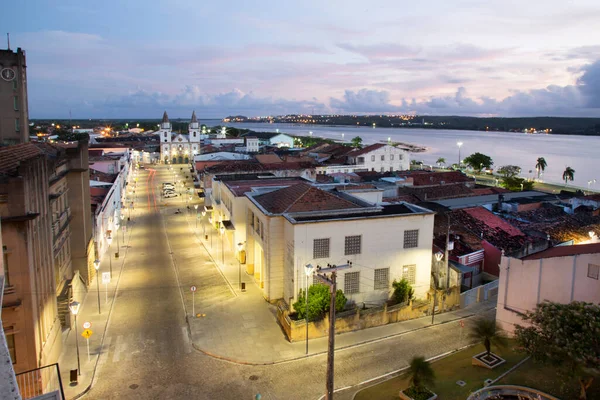 Gün batımında nehrin yanındaki eski şehir manzarası