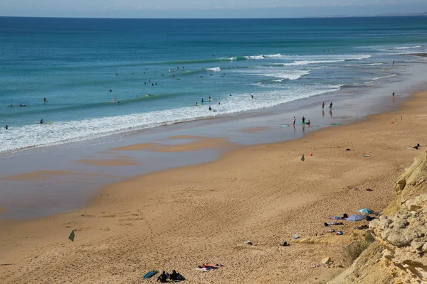 İnsanlar Atlantik Okyanusu kıyısında plajın tadını çıkarıyorlar.