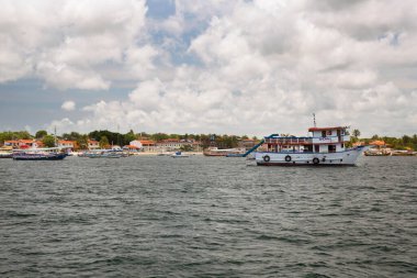 Güzel tropikal plaj ve mavi gökyüzü