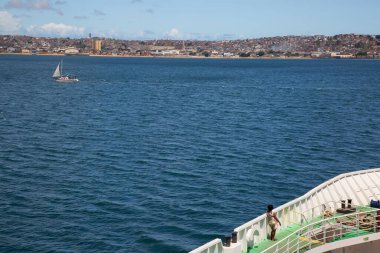 Sahil kenti olan güzel bir deniz manzarası