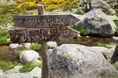 Kayalık sahnede tahta ok işareti