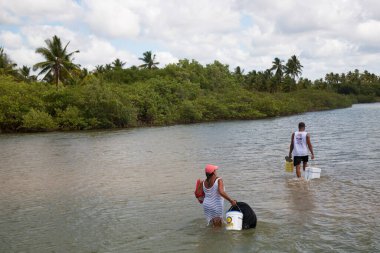 Tropik ormanlar arasında nehirde yürüyen bir çift