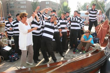 Seddin üzerindeki eski ahşap gemiler. 