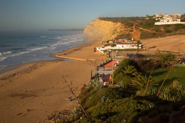 Güzel kayalık deniz manzarası