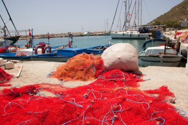 Sahilde balıkçı tekneleri ve balıkçı ağları