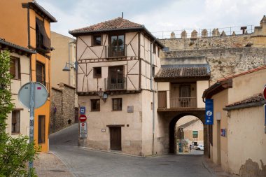 Eski mimari ile eski kasaba sokak sahnesi