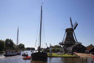 Güzel yel değirmeni manzarası