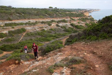 Kayalık deniz kıyısındaki insanlar