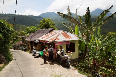 Küçük Tayland köyündeki insanlar.