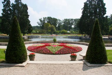 Havuzu ve yeşilliği olan güzel botanik bahçesi manzarası