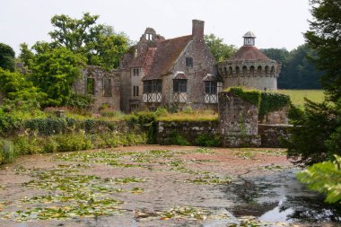 Güzel şato mimarisinin manzarası.