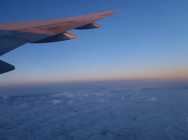 Uçaktan uçak penceresinin görüntüsü