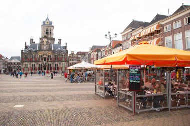 Şehir merkezi sahnesinde insanlar ve mimari, seyahat çekimleri