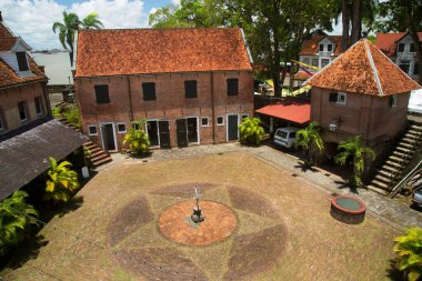 Beş köşeli kale şeklinde askeri kışlaları, ofisleri ve konutları olan tarihi sömürge yerleşkeleri 