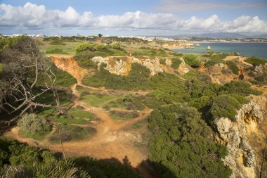 Güzel kayalık deniz manzarası