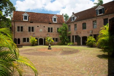 Beş köşeli kale şeklinde askeri kışlaları, ofisleri ve konutları olan tarihi sömürge yerleşkeleri 