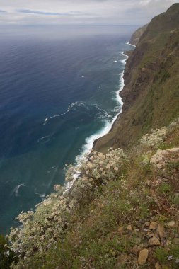 Portekiz 'de deniz ve dağlarla dolu güzel doğa manzarası.