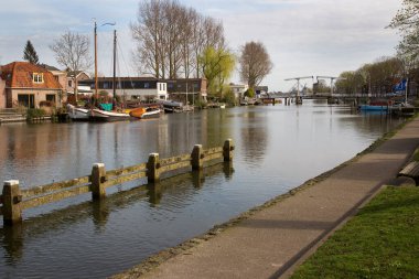 Sonbaharda nehir ve köy manzarası