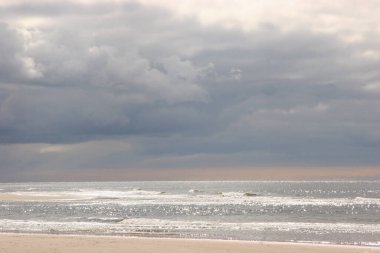 Güzel deniz manzarası ve kumsal.