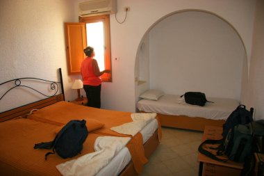 Otel odasındaki turist kadın.