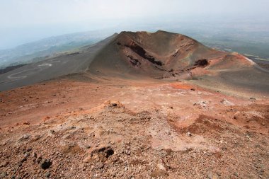 Plato dağlarındaki volkanik vadi manzarası 