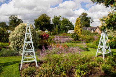 Yazın güzel bahçe manzarası