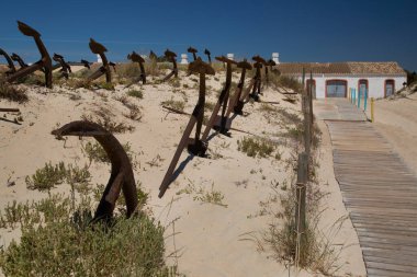 Kumlu bölgedeki patika ve eski bina manzarası